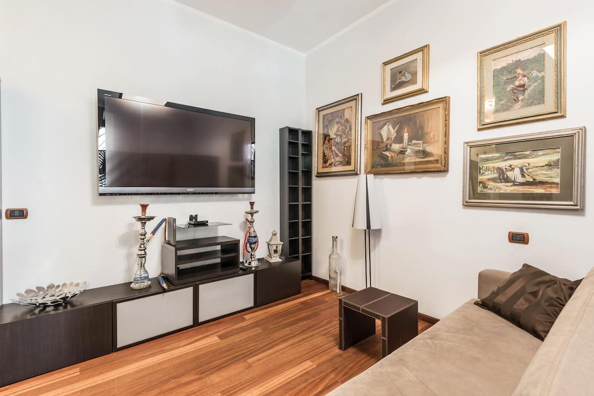 Living room with 62-inch smart TV in the San Giovanni apartment, Rome
