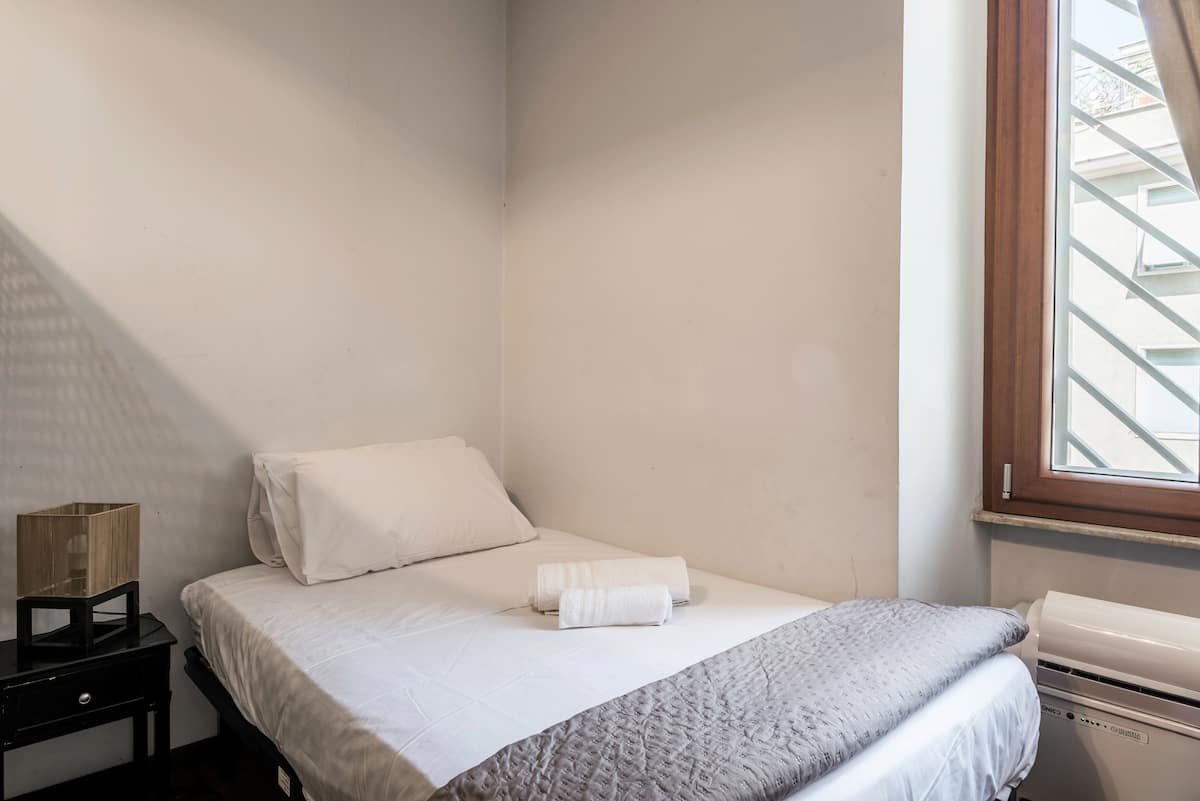 Second bedroom with full-size bed and desk, apartment in Rome