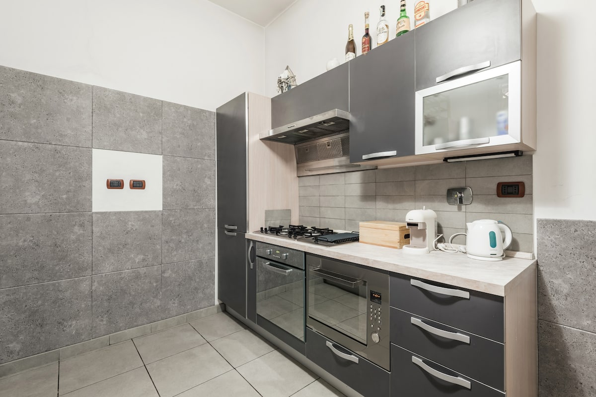 Fully equipped kitchen with oven and dishwasher, Rome apartment