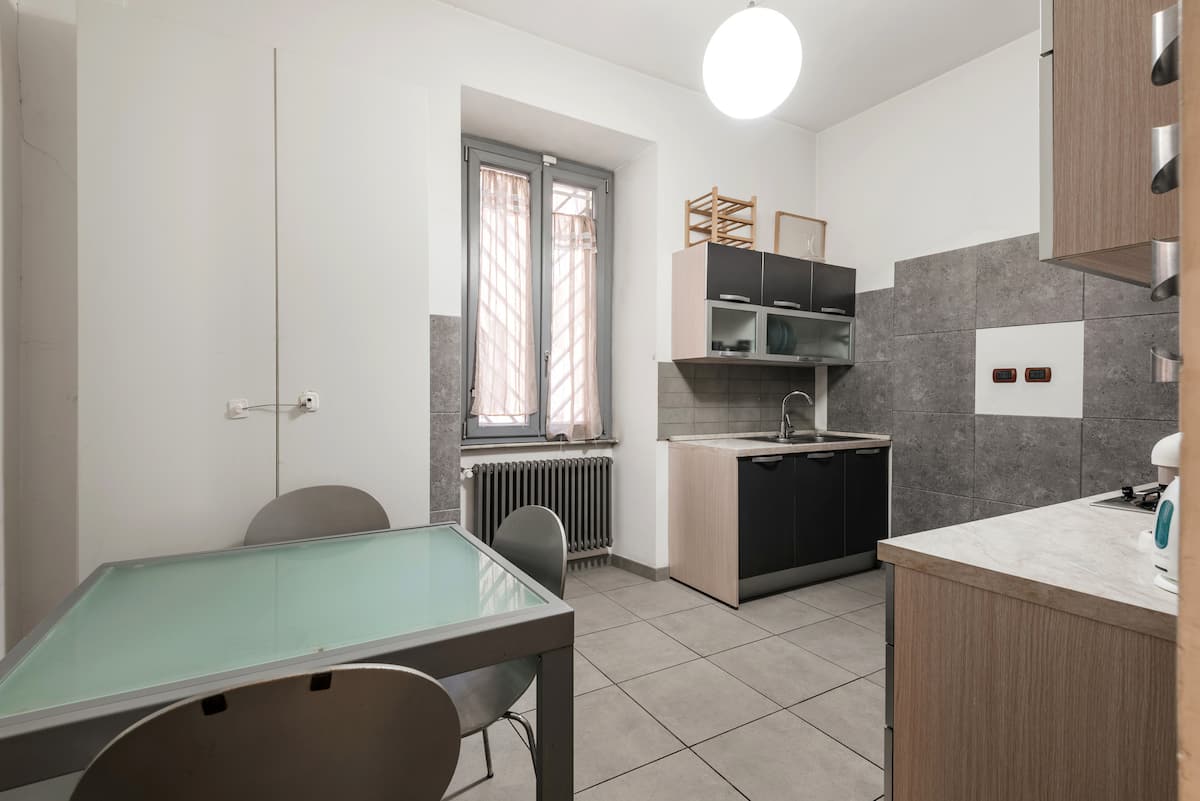 Kitchen with dining table for four in our San Giovanni apartment