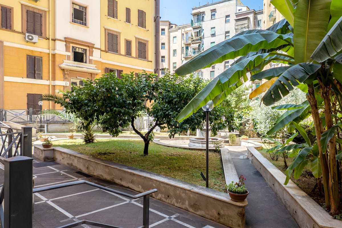 Private garden courtyard of the building, quiet stay in Rome