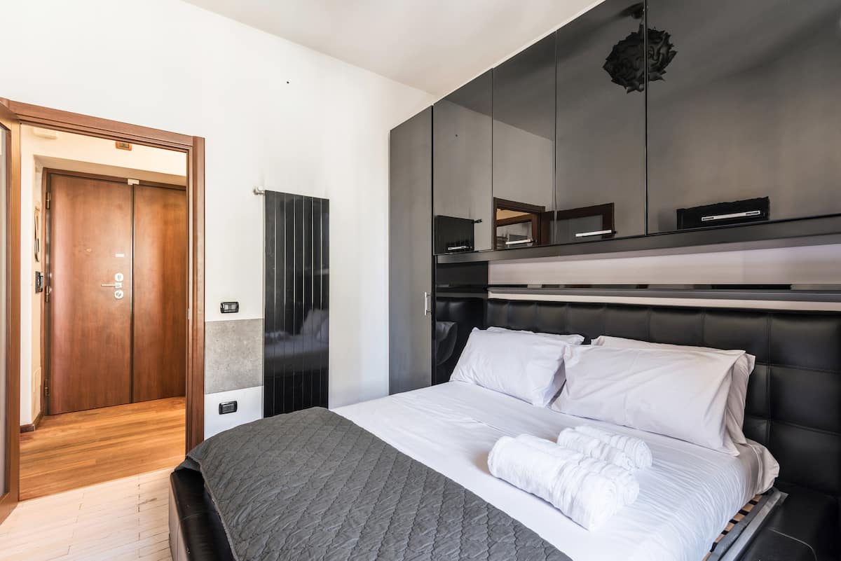 King bed and mirrored wardrobe in the master bedroom of the Rome vacation rental